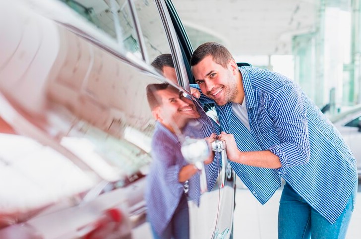 hombre revisar que el auto para vender no tenga detalles