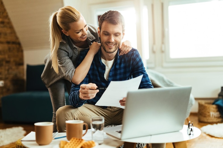 pareja estudiando opciones para solicitar un crédito de consumo en Chile