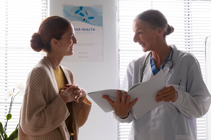 mujer donante de óvulos habla con doctora