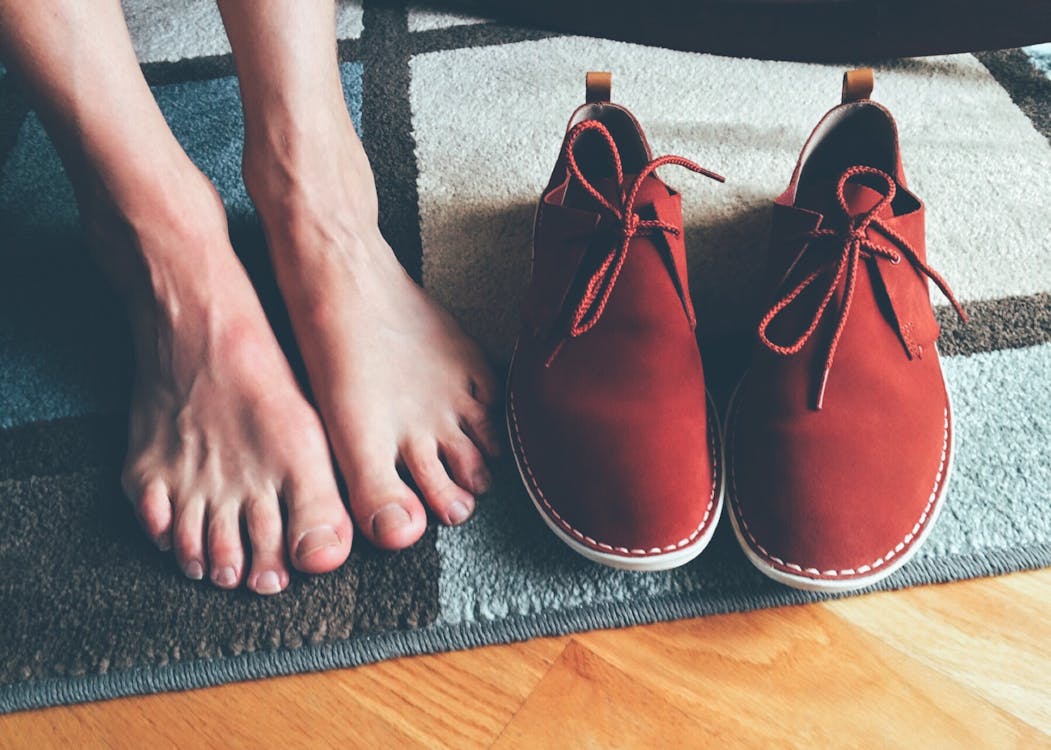 vender fotos de pies al lado de zapatos puede ser un nicho rentable