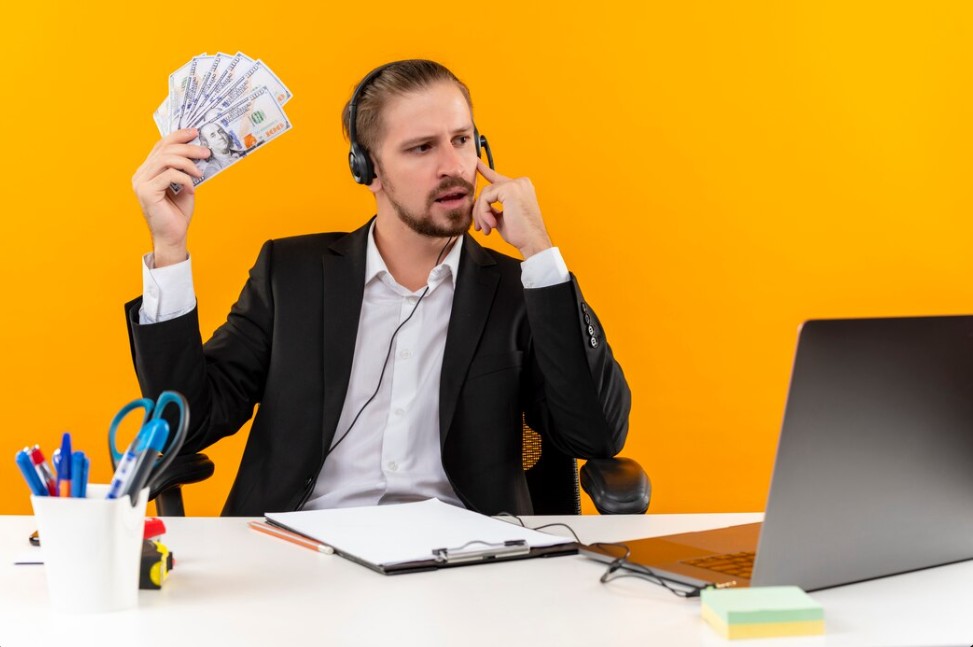 Avance en efectivo vs préstamo personal y tiempos de entrega