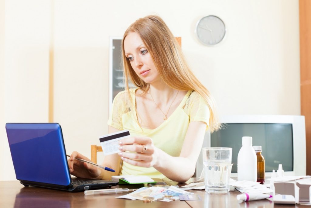 Es mejor pagar en pesos o en dólares según la situación